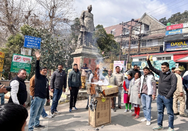 संसदीय कार्य मंत्री का पुतला दहन करते कांग्रेस कार्यकर्ता।