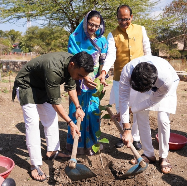 स्मार्ट सिटी पार्क में किया पौधरोपण