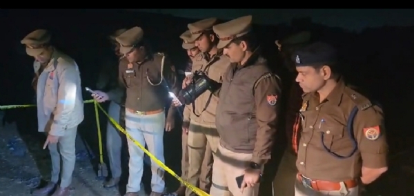 मौके पर जांच करती पुलिस टीम