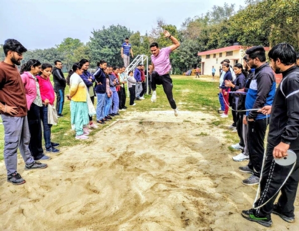 खेल प्रतियोगिताओं में जौहर दिखाते गुजवि के भौतिकी विभाग के विद्यार्थी