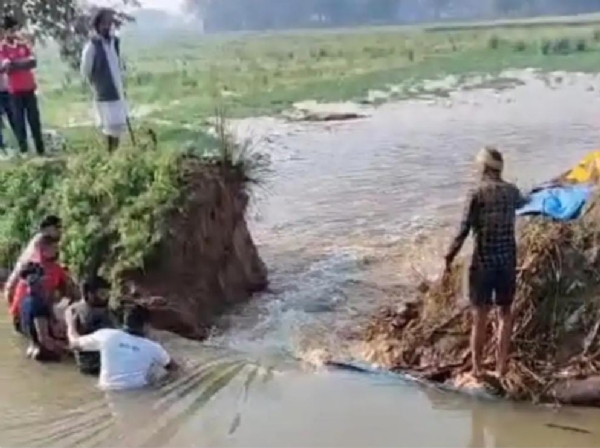 रजवाहा की पटरी कटने से डूबी आलू की फसल