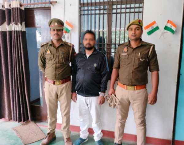 पुलिस टीम के साथ इनामी गैंग लीडर