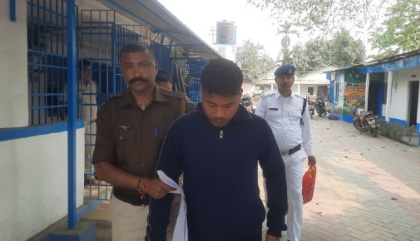 बांग्लादेशियों को अवैध तरीके से भारत में प्रवेश कराने वाला मास्टरमाइंड को पुलिस अदालत में पेश करने के लिए ले जाते हुए