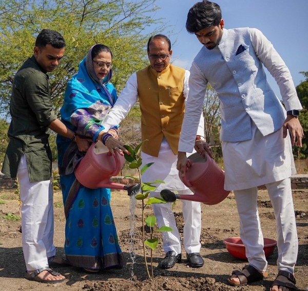 स्मार्ट सिटी पार्क में किया पौधरोपण