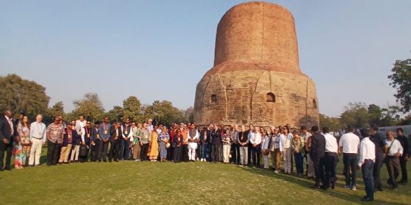 विदेश मंत्री ने विभिन्न देशों के राजदूतों को ऐतिहासिक सारनाथ में भ्रमण कराया