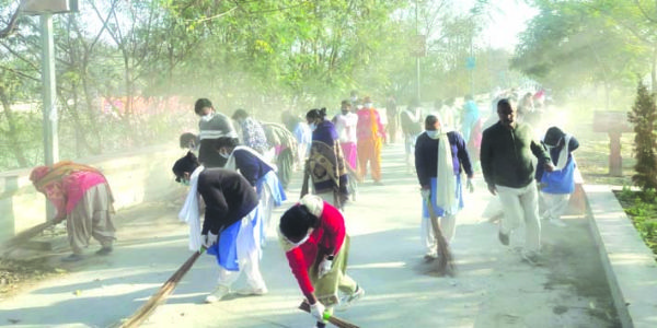 हरिद्वार के प्रमुख घाटों पर संत निरंकारी मिशन का स्वच्छता अभियान