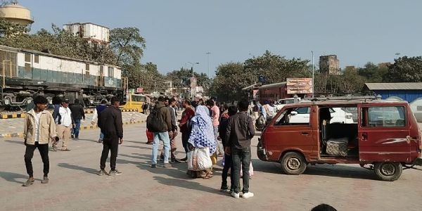 जोगबनी रेलवे स्टेशन पर नेपाली टैक्सियों की मनमानी, यात्रियों की परेशानी पर रेल विभाग मूकदर्शक