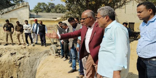 सीएसए में करोड़ों रुपये की लागत हो रहे कार्यों में लापरवाही देख डीएम ने जताई नाराजगी