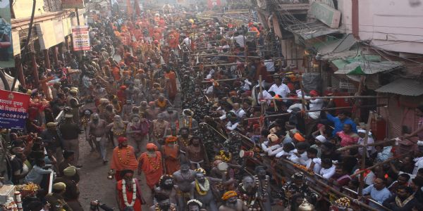 महाशिवरात्रि : नागा संतों ने पेशवाई निकाल बाबा विश्वनाथ के चौखट पर टेका मत्था