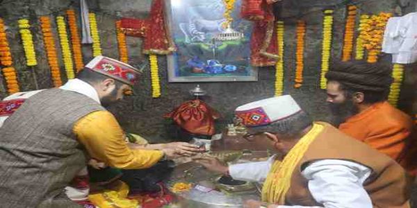 उपायुक्त अपूर्व देवगन ने बावा भूतनाथ मंदिर में पूजा अर्चना की, महाशिवरात्रि महायज्ञ में शामिल हुए