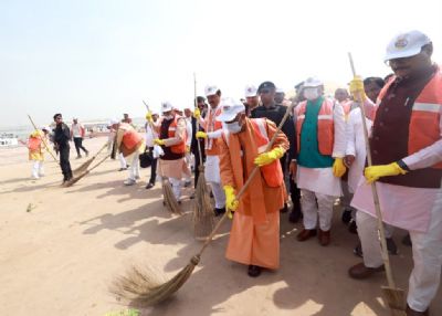 प्रयागराज पहुंचे मुख्यमंत्री योगी ने मंत्रियों संग अरैल घाट पर चलाया स्वच्छता अभियान