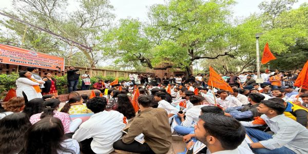 डूसू चुनाव में अप्रत्यक्ष मतदान की सिफारिश के विरोध में एबीवीपी का प्रदर्शन