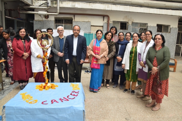 सफदरजंग अस्पताल में कैंसर जागरूकता दिवस के मौके पर आयोजित कार्यक्रम में चिकित्सक एवं अन्य स्टाफ