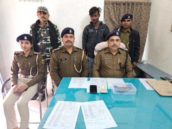 पुलिस गिरफ्त में सीएसपी लूटेरा