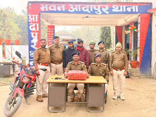 बरामद गांजा  व गिरफ्तार तस्कर के साथ पुलिस टीम