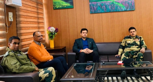 Discussion was held on ways to promote farming near Hiranagar border.