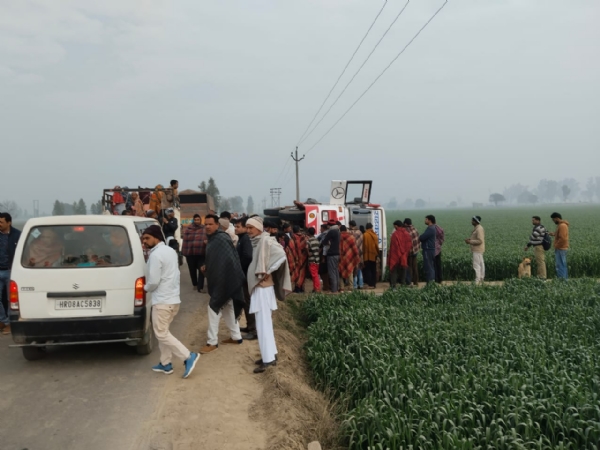 बस पलटने के बाद सवारियों की सहायता करने के लिए जमा हुए ग्रामीण