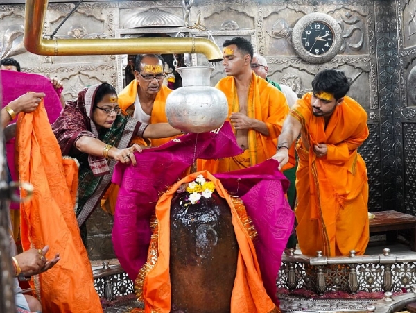 भगवान महाकाल के मंदिर में परिवार के साथ शिवराज सिंह चौहान