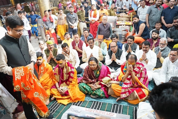 भगवान महाकाल के मंदिर में परिवार के साथ शिवराज सिंह चौहान