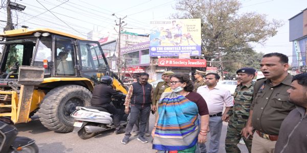 जोन चार में अवैध अतिक्रमण के खिलाफ जमकर गरजा बुलडोजर, महापौर ने  कराई कार्रवाई