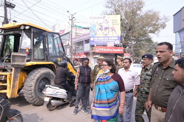 अतिक्रमण की कार्रवाई के दौरान महापौर व नगर निगम टीम