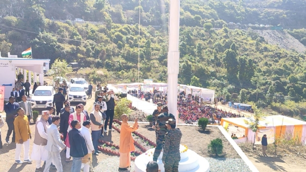 गुरु गाेरख नाथ मंदिर में तिरंगा फहराते मुख्यमंत्री याेगी आदित्यनाथ।