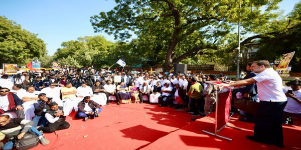 यूजीसी के मसौदा नियमों के खिलाफ जंतर-मंतर पर डीएमके छात्र शाखा का प्रदर्शन, राहुल व अखिलेश हुए शामिल