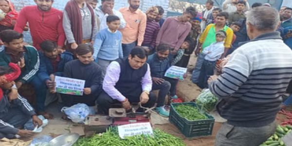 साप्ताहिक पैठ बाजारों को हटाए जाने के विरोध में लोनी के भाजपा विधायक ने बेची सब्जी