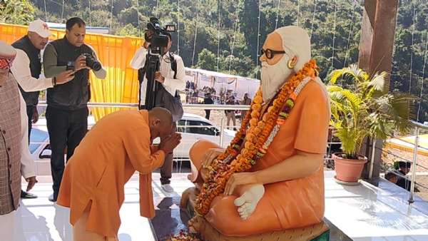 ब्रम्हलीन महंत अवेदनाथ महाराज की प्रतिमा पर पुष्प अर्पित करते याेगी आदित्यनाथ।