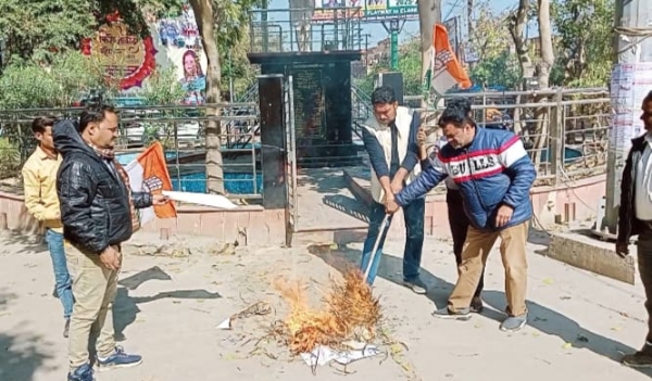 पुतला फूंकते कांग्रेसी