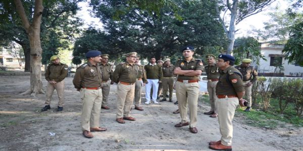 शारीरिक व मानसिक रूप से फिट रहने के लिए पुलिसकर्मियों ने लगाई दौड़ 