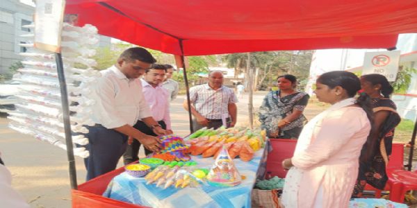 समूह की महिलाओं ने कलेक्ट्रेट परिसर में हर्बल गुलाल व होली सामग्री का लगाया स्टॉल