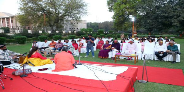 रंगों का ही नहीं, एकता का भी प्रतीक है होली : कुलपति