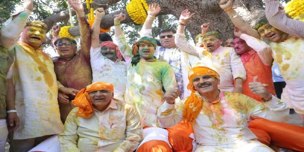 मुख्यमंत्री भूपेंद्र पटेल और विधानसभा अध्यक्ष शंकरभाई चौधरी सहित विधायकों ने मनाया रंग पर्व