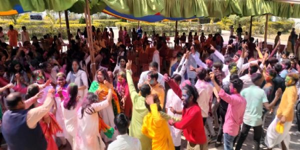 राधा गोविंद विश्वविद्यालय में धूमधाम से मना होली मिलन समारोह