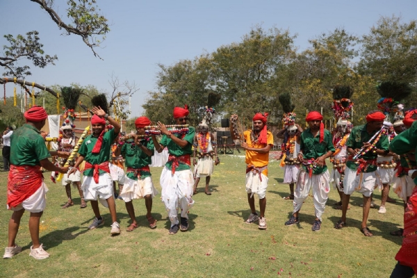 आदिवासी लोक नृत्य और गायन ने समां में चार चांद लगाए