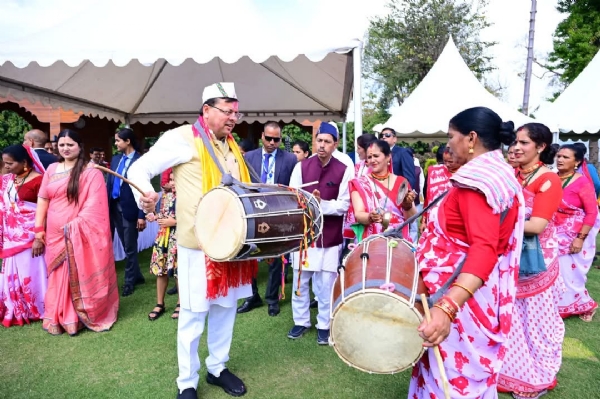 कुमाऊं की महिला हाेली टीम के साथ हाेली खेलते सीएम।