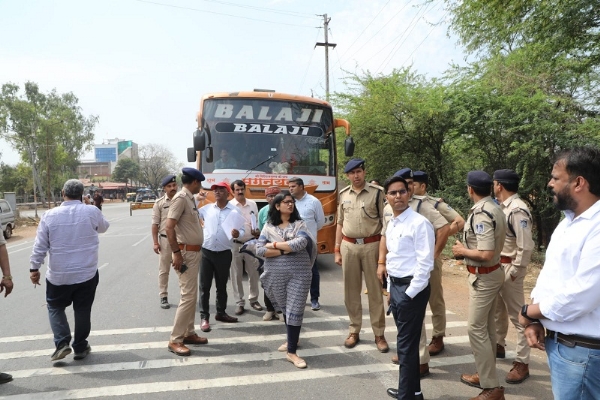 ग्वालियरः बसों के मार्ग निर्धारण के लिए कलेक्टर ने अधिकारियों के साथ किया बस से भ्रमण