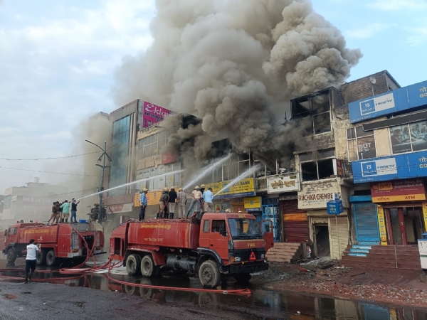 फैन बेल्ट गोदाम में लगी भीषण आगः दो दर्जन से अधिक दमकलों ने पाया आग पर काबू