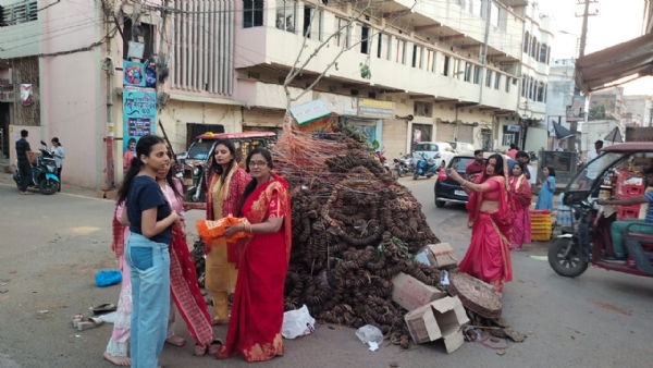 होलिका दहन से पूर्व पूजा-अर्चना करती महिलाएं