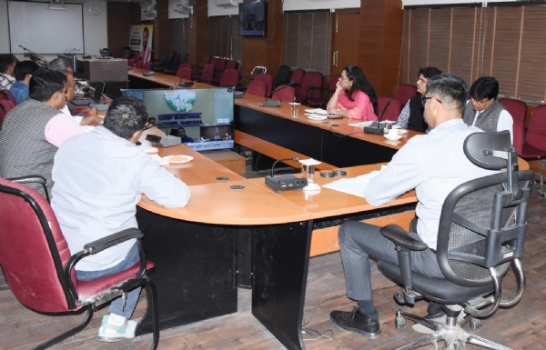 लघु सचिवालय झज्जर में वीडियो कॉन्फ्रेंसिंग के दौरान उपस्थित उप जिला निर्वाचन अधिकारी एवं सीटीएम रविंद्र मलिक व अन्य अधिकारीगण।