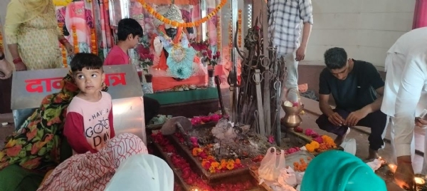 गांव नौल्था में बाबा लाठ वाले  की पूजा करते ग्रामीण