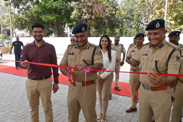 रायपुर रेंज के पुलिस महानिरीक्षक अमरेश कुमार मिश्र बलौदाबाजार मे इंडियन आयल कॉर्पोरेशन का पुलिस पेट्रोल पम्प का फीता काटकर उद्घाटन करते हुए