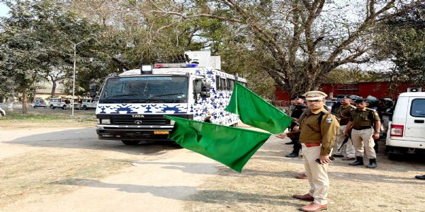 होली से पहले हाई टेक दंगा रोधी वाहन को एसपी ने किया रवाना