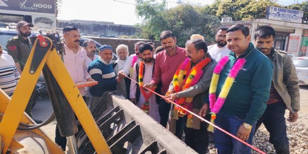 जम्मू के सुंजवां मेन रोड पर बिजली की तारबंदी का काम शुरू