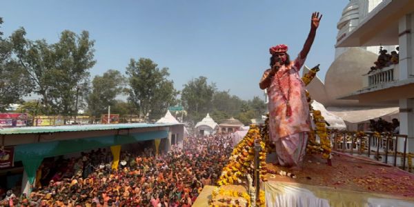 प्रियाकान्तजु मंदिर पर हाइड्रोलिक पिचकारी से बरसा टेसू का रंग