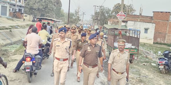 वाराणसी: होली पर्व को लेकर अफसर सतर्क, पुलिस बल ने किया पैदल गश्त