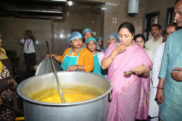 रोहिणी में आशा किरण होम की रसोई में गुरुवार को खाने की गुणवत्ता की जांच करती मुख्यमंत्री रेखा गुप्ता