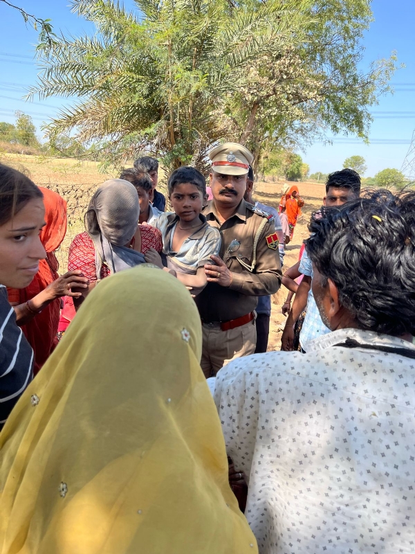 चित्तौड़गढ़ जिले के मेवदा गांव में बोरवेल्स में गिरे बालक को सुरक्षित निकाला।