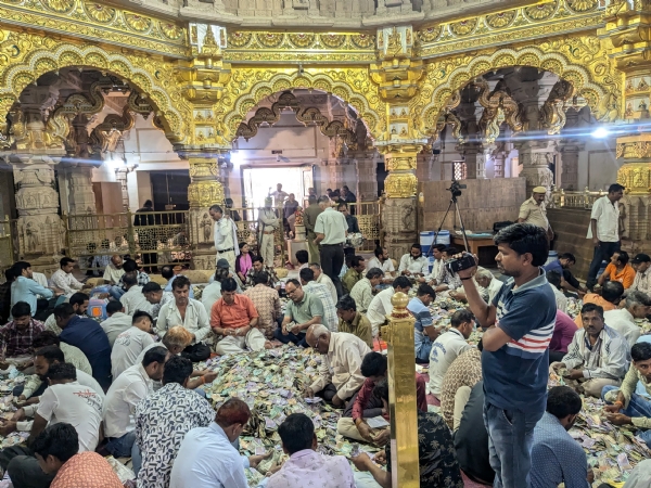 चित्तौड़गढ़ जिले के श्री सांवलियाजी मंदिर में गुरुवार को खोला भंडार।